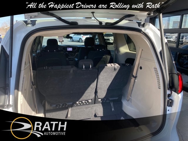 2022 Chrysler Voyager LX